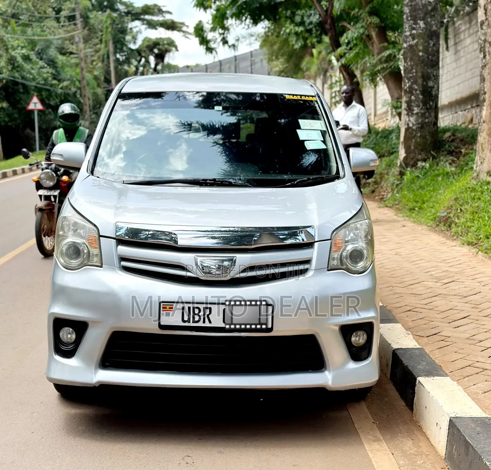Toyota Noah 2012 Silver