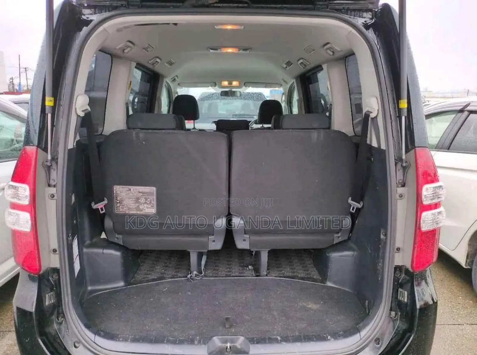Toyota Noah 2.0 143hp FWD (8 Seater) 2013 Black