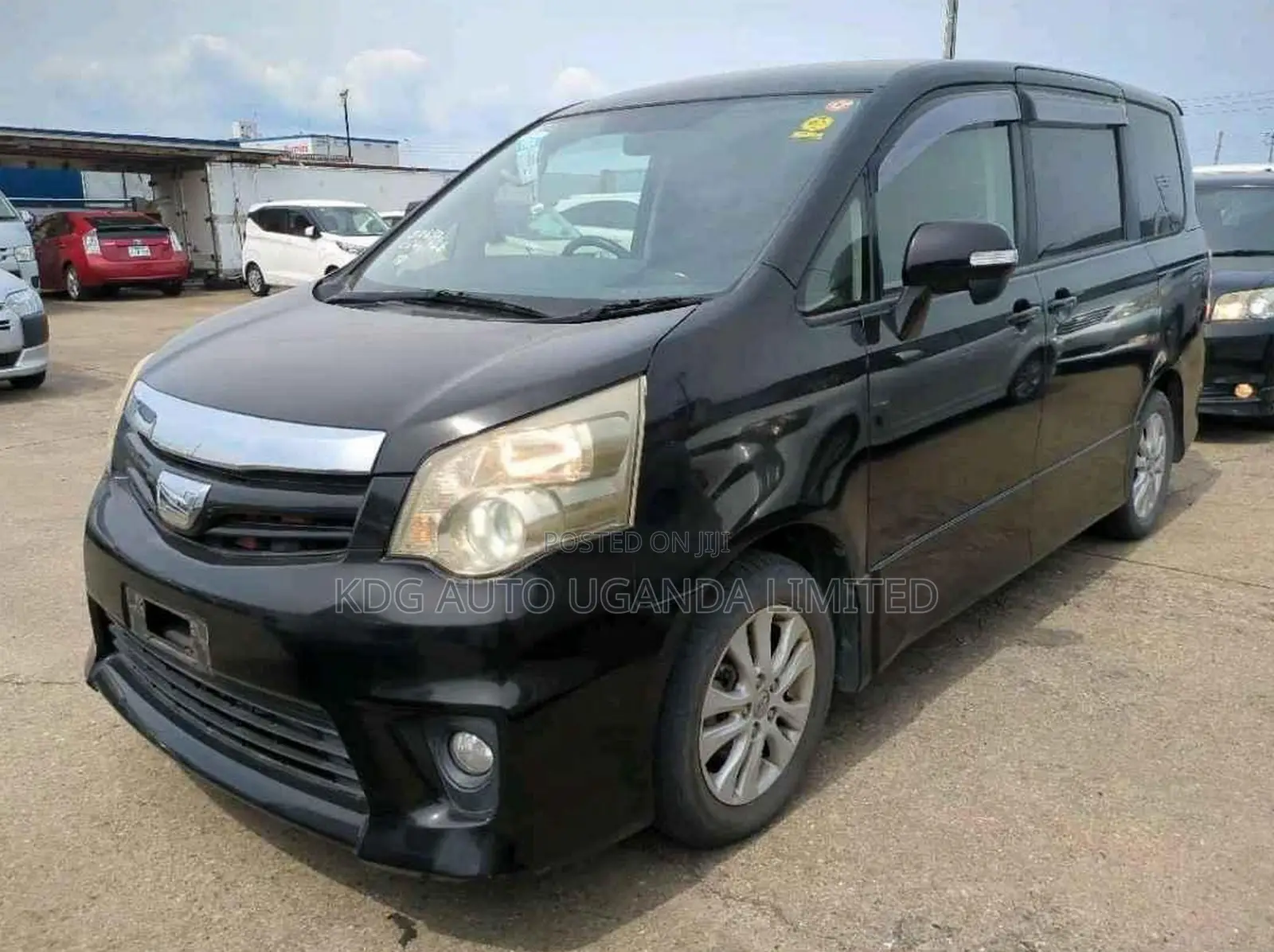 Toyota Noah 2.0 143hp FWD (8 Seater) 2013 Black