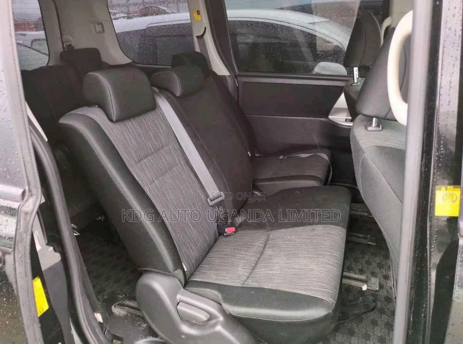Toyota Noah 2.0 143hp FWD (8 Seater) 2013 Black