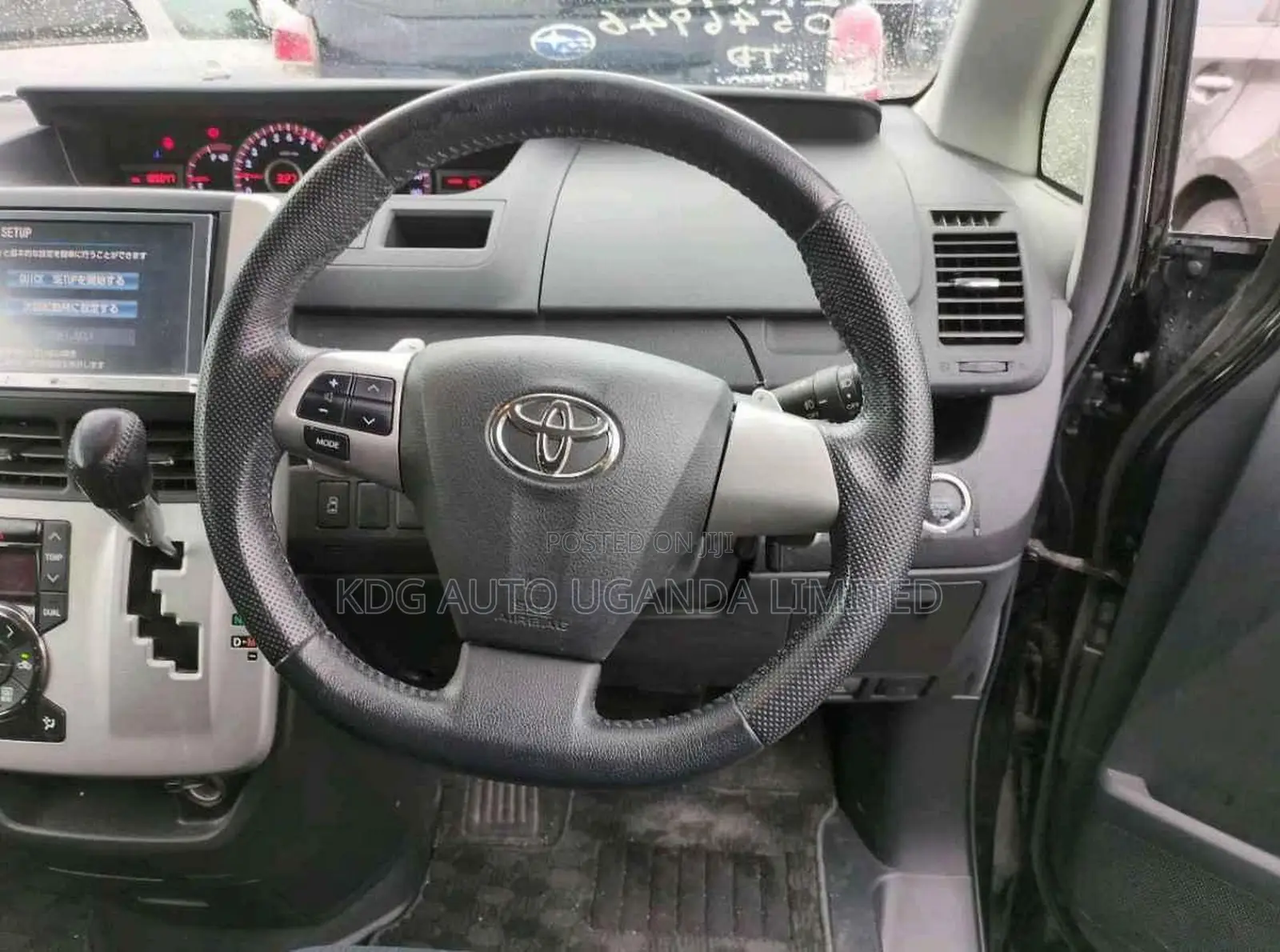 Toyota Noah 2.0 143hp FWD (8 Seater) 2013 Black