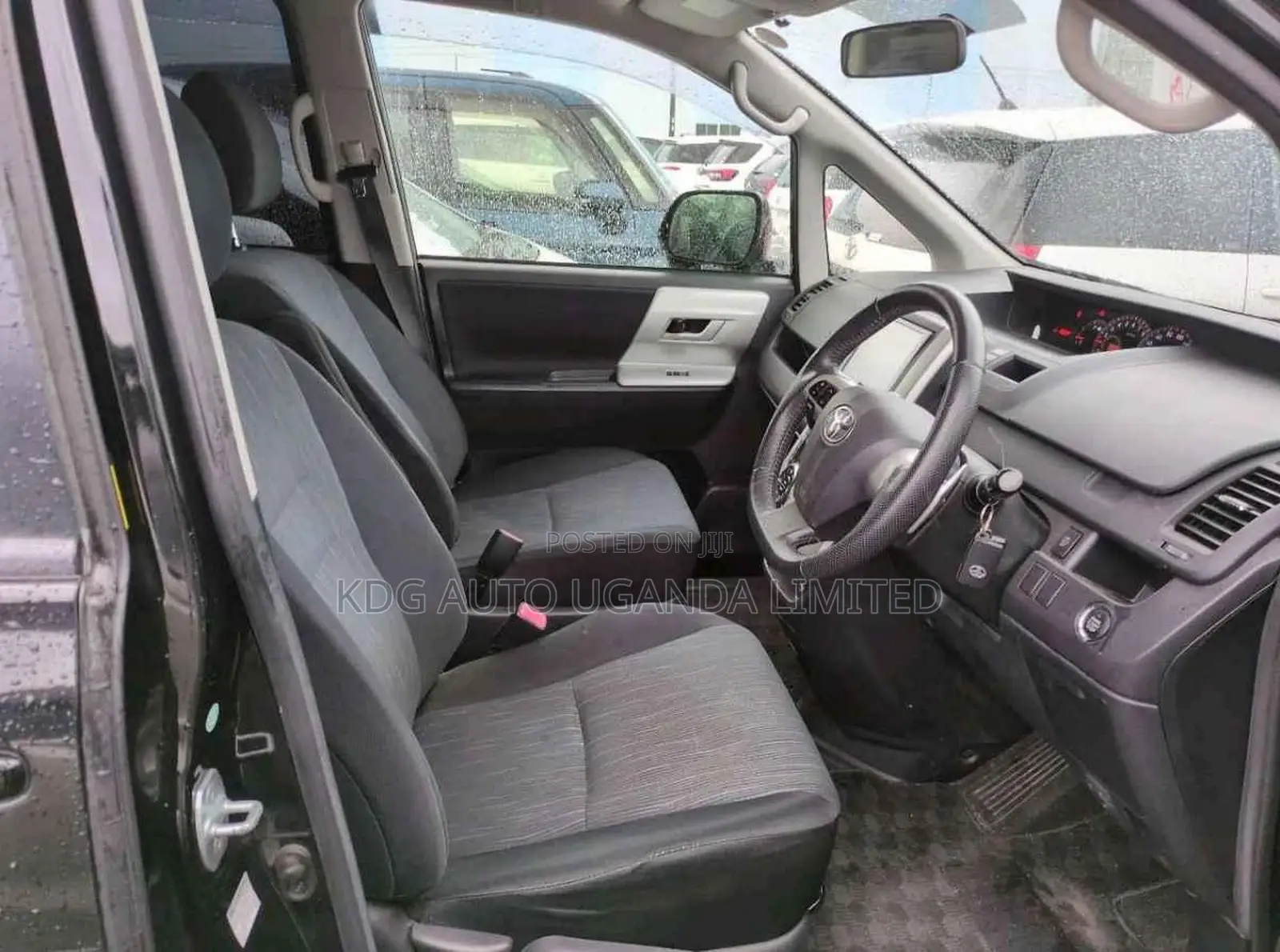 Toyota Noah 2.0 143hp FWD (8 Seater) 2013 Black
