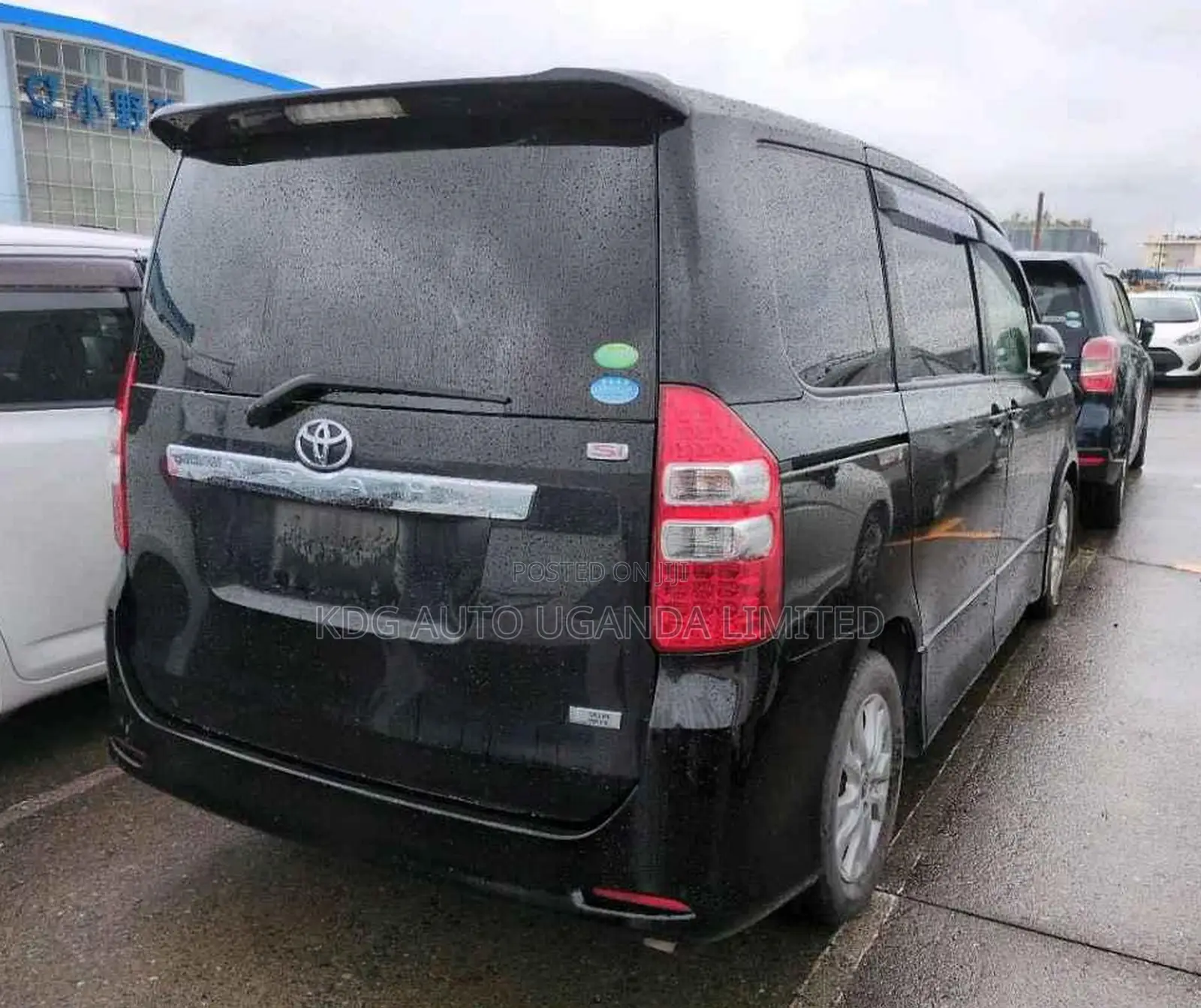 Toyota Noah 2.0 143hp FWD (8 Seater) 2013 Black