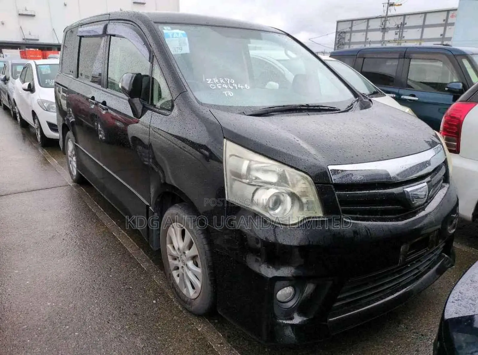 Toyota Noah 2.0 143hp FWD (8 Seater) 2013 Black
