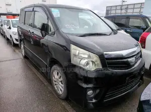 Toyota Noah 2.0 143hp FWD (8 Seater) 2013 Black