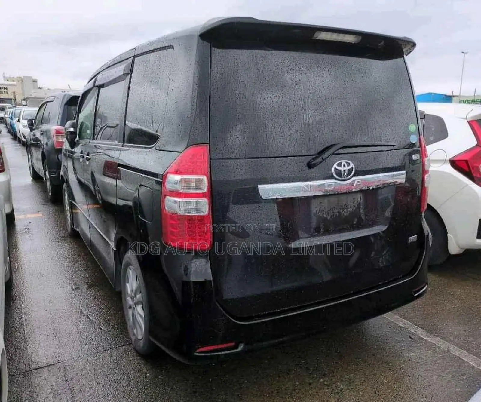 Toyota Noah 2.0 143hp FWD (8 Seater) 2013 Black