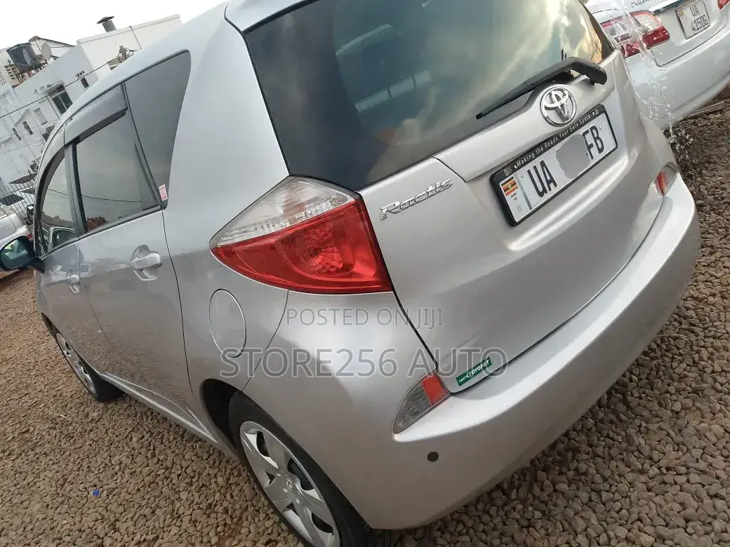 Toyota Ractis 2011 Silver