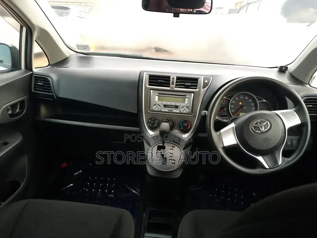 Toyota Ractis 2011 Silver