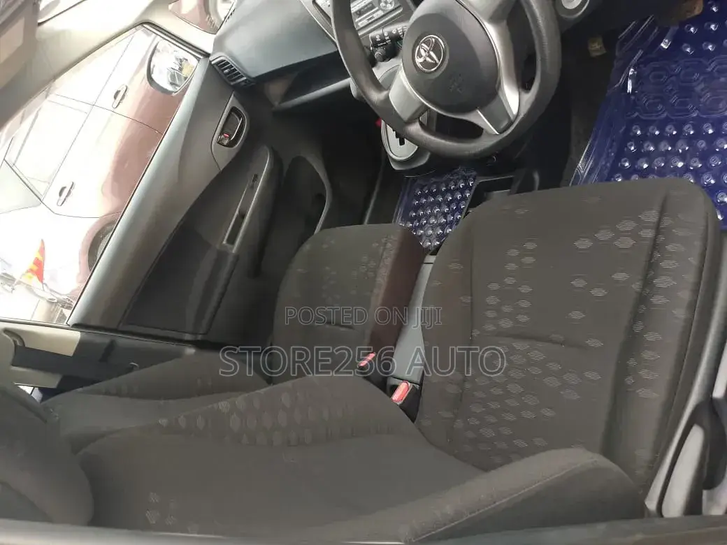 Toyota Ractis 2011 Silver