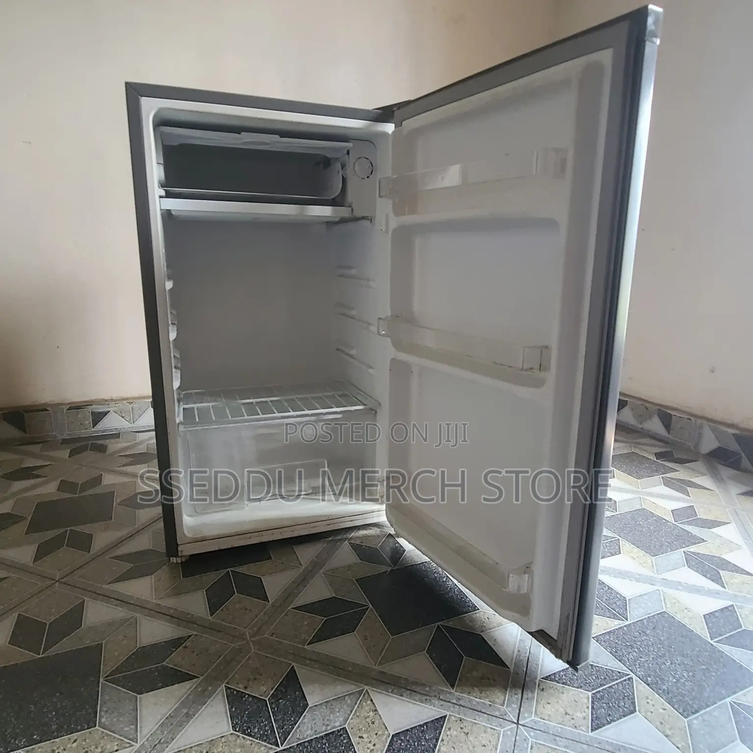 CHiQ 120L Single Door Fridge – Silver (Used)