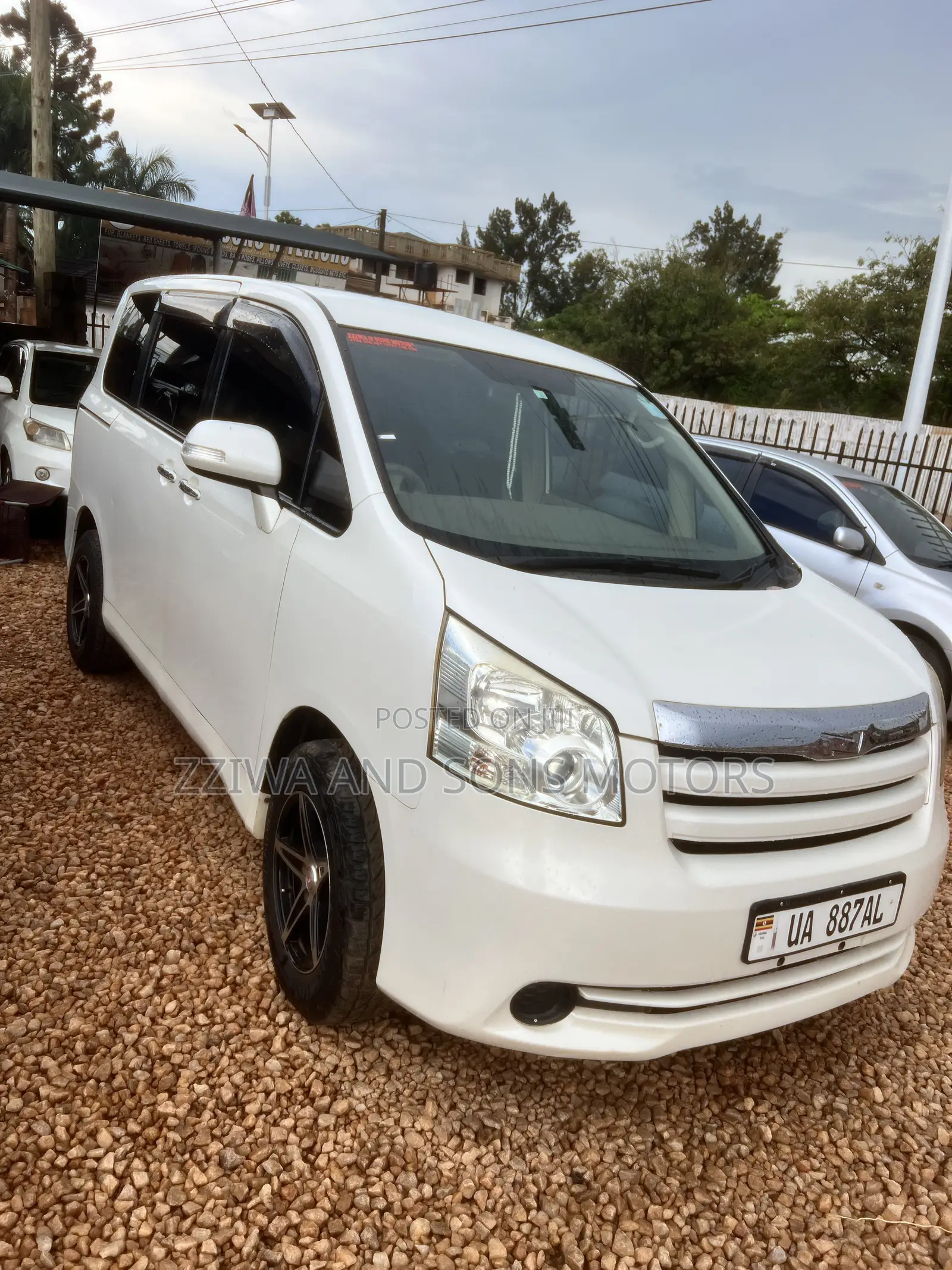 Toyota Noah 2.0 143hp FWD (7 Seater) 2009 White