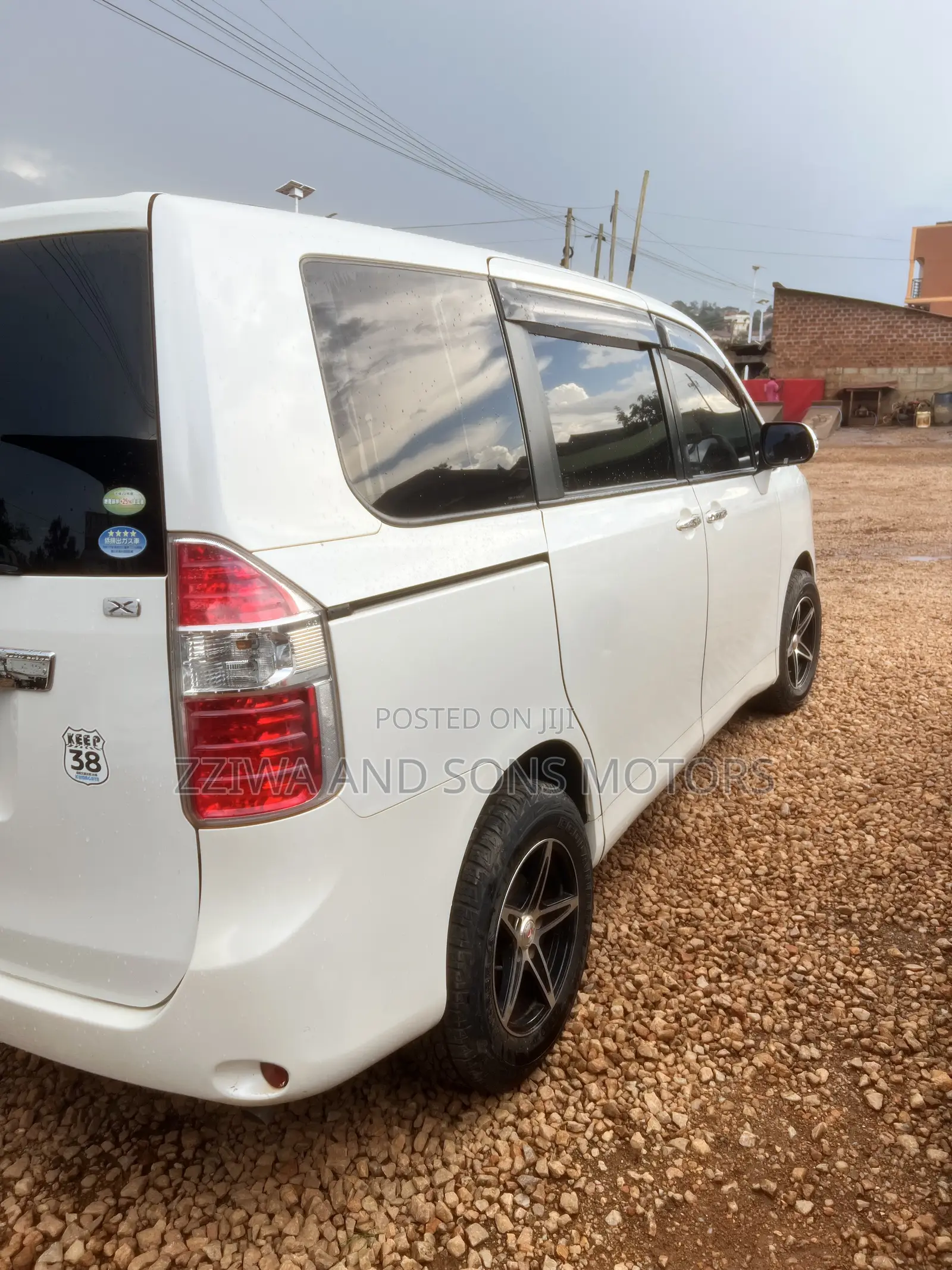 Toyota Noah 2.0 143hp FWD (7 Seater) 2009 White