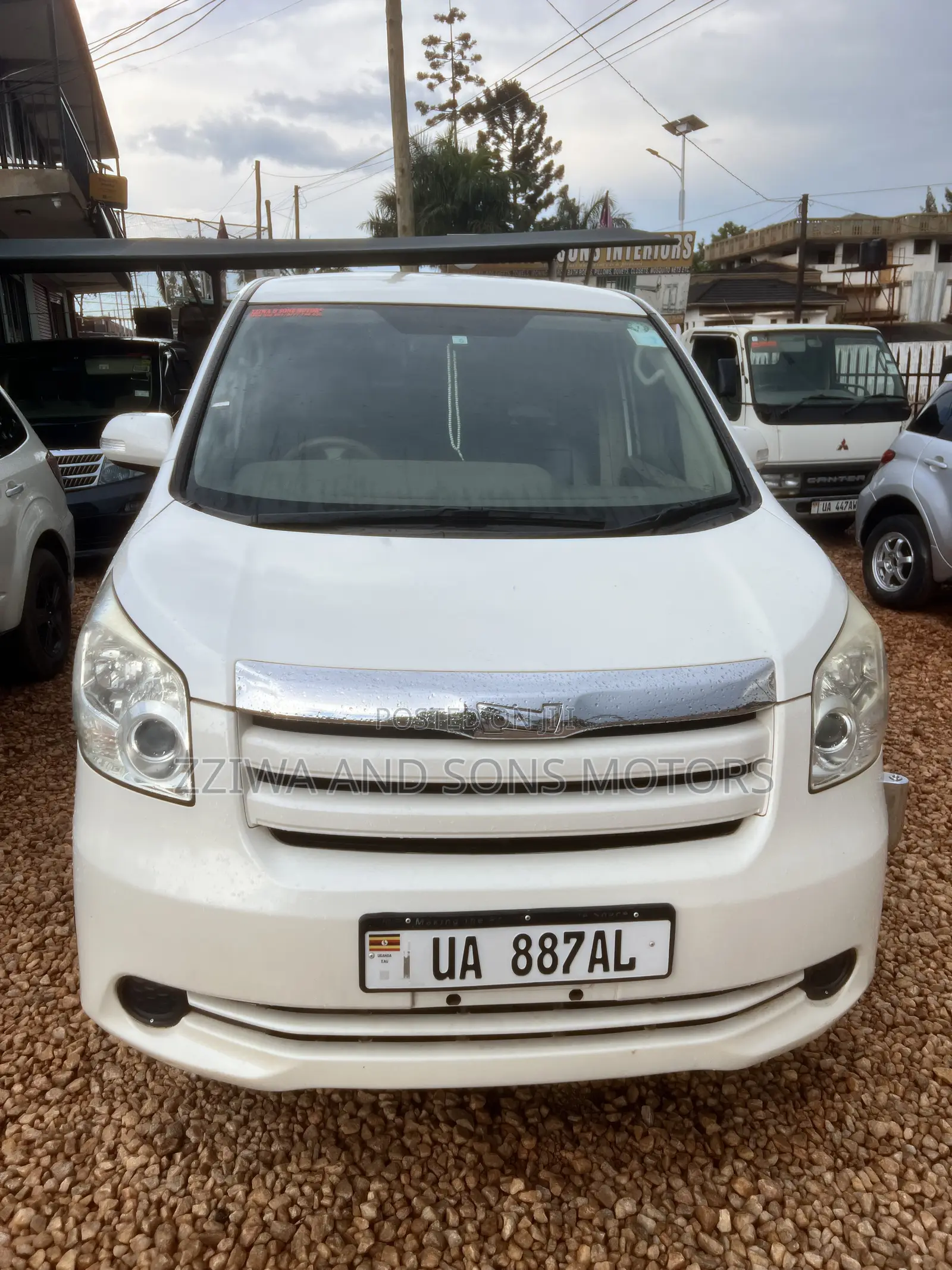 Toyota Noah 2.0 143hp FWD (7 Seater) 2009 White