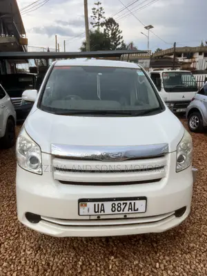 Toyota Noah 2.0 143hp FWD (7 Seater) 2009 White