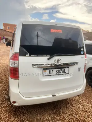 Toyota Noah 2.0 143hp FWD (7 Seater) 2009 White