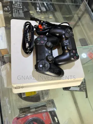 PS4 Slim 500GB, 8 Games Two Controllers