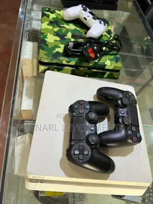 PS4 Slim 500GB, 8 Games Two Controllers