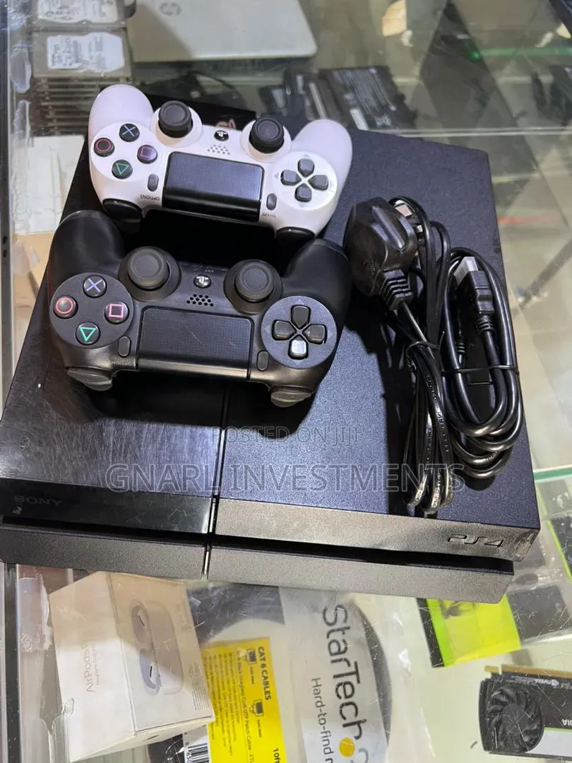 Ps4 Standard, 2 Controllers, 500GB & 8 Games