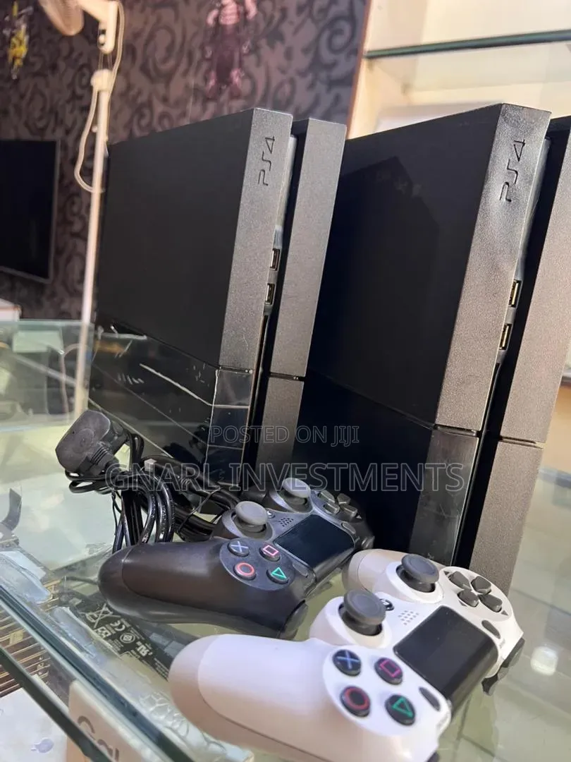Ps4 Standard, 2 Controllers, 500GB & 8 Games