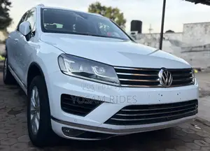 Volkswagen Touareg V6 R-Line 4dr SUV AWD (3.6L 6cyl 8A) 2014 White