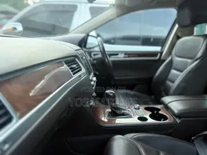Volkswagen Touareg V6 R-Line 4dr SUV AWD (3.6L 6cyl 8A) 2014 White