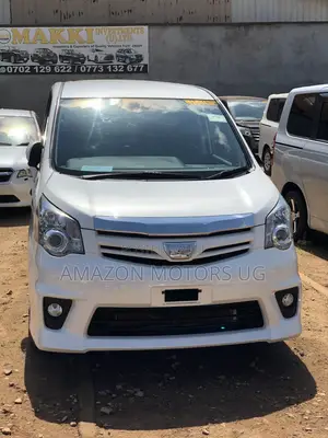 Toyota Noah 2.0 143hp AWD (7 Seater) 2013 White