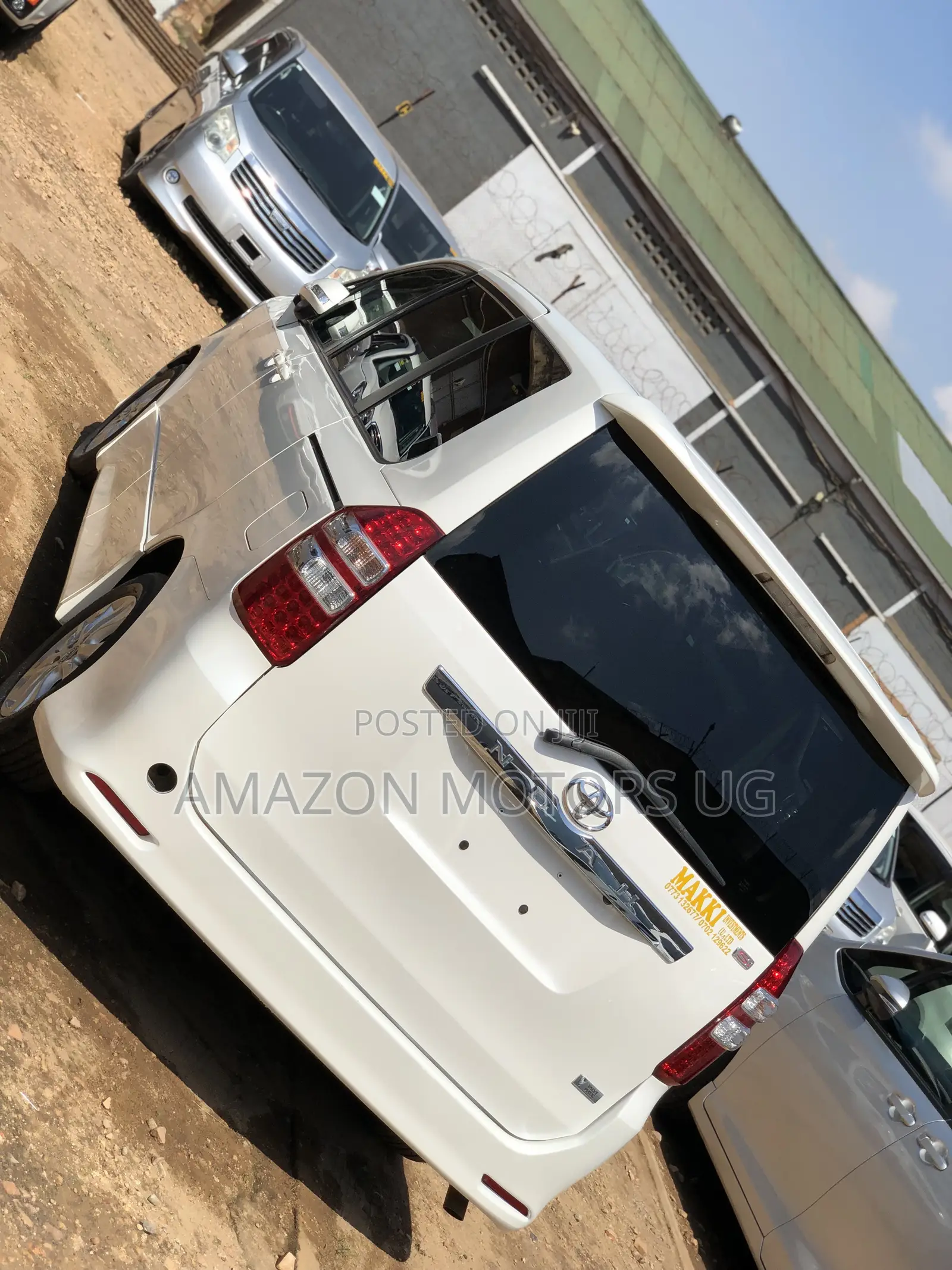 Toyota Noah 2.0 143hp AWD (7 Seater) 2013 White