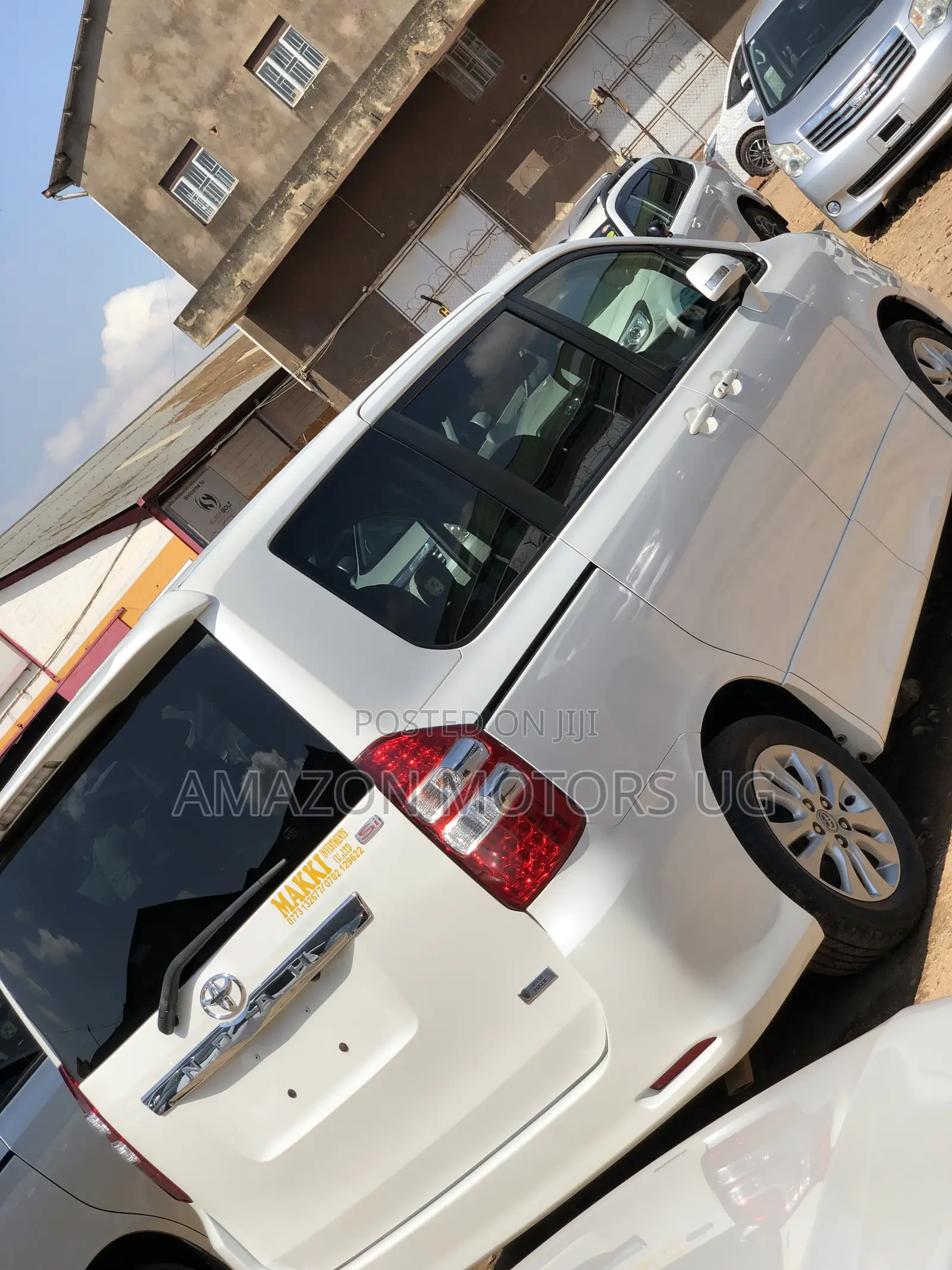 Toyota Noah 2.0 143hp AWD (7 Seater) 2013 White
