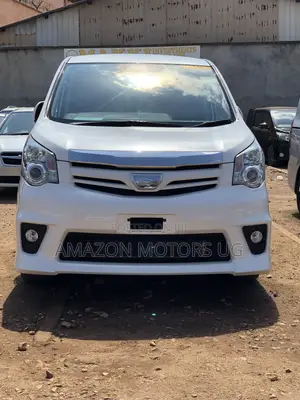 Toyota Noah 2.0 143hp AWD (7 Seater) 2013 White