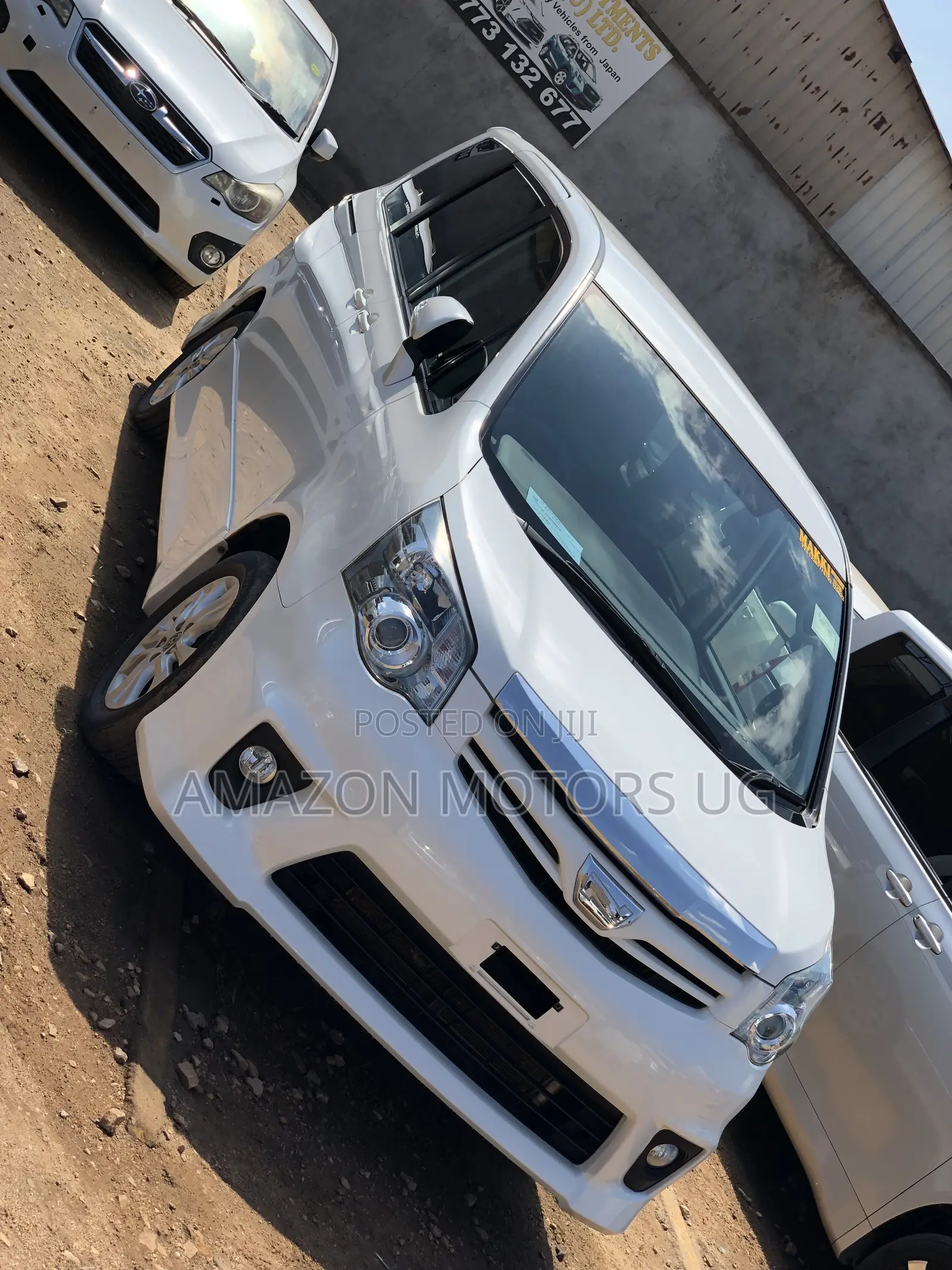 Toyota Noah 2.0 143hp AWD (7 Seater) 2013 White