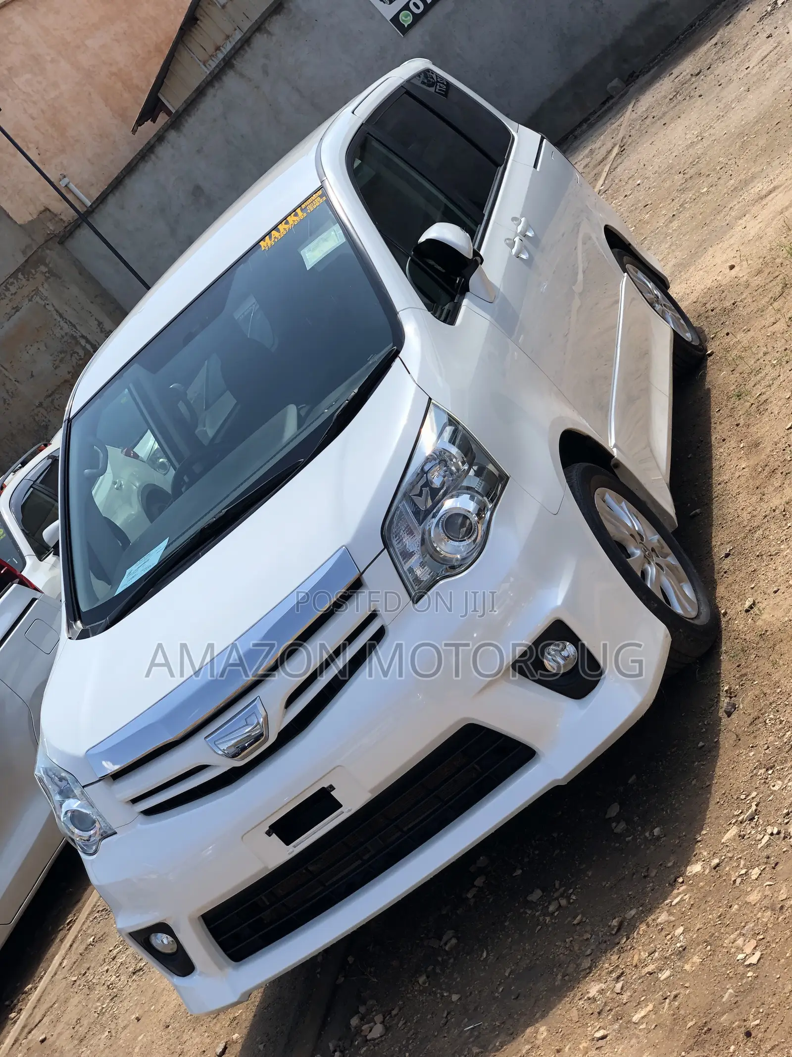 Toyota Noah 2.0 143hp AWD (7 Seater) 2013 White