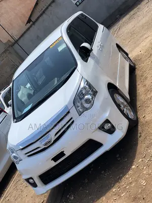 Toyota Noah 2.0 143hp AWD (7 Seater) 2013 White