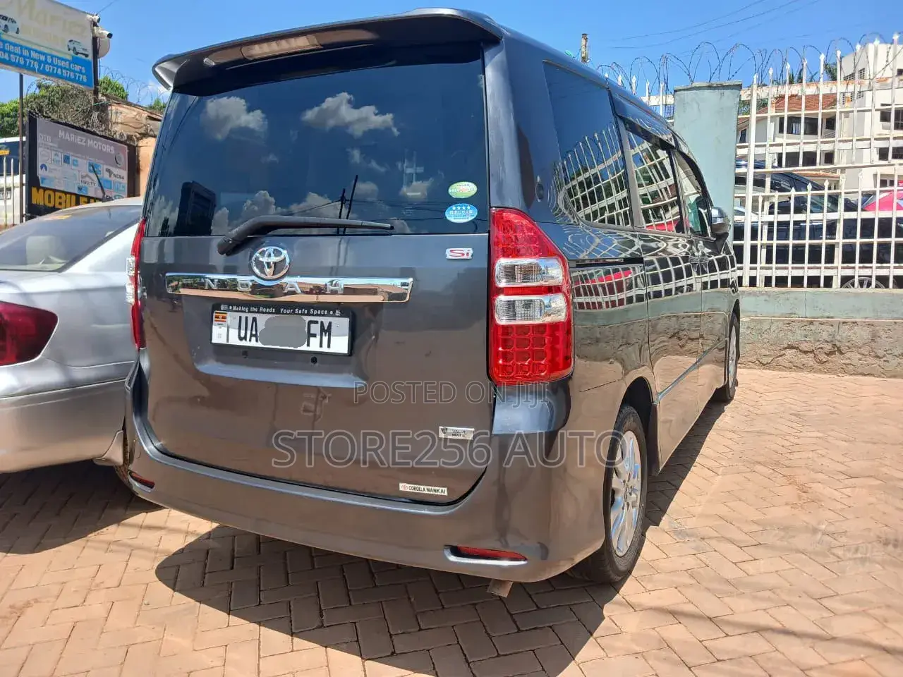 Toyota Noah 2.0 158hp FWD (7 Seater) 2012 Gray