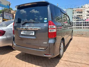 Toyota Noah 2.0 158hp FWD (7 Seater) 2012 Gray