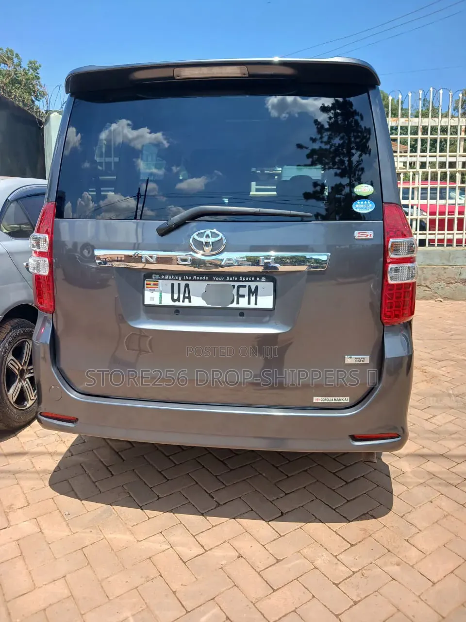Toyota Noah 2.0 158hp FWD (7 Seater) 2012 Gray
