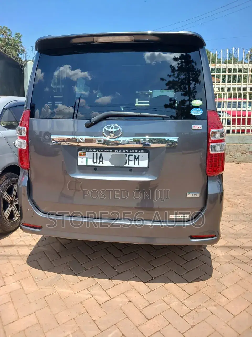 Toyota Noah 2.0 158hp FWD (7 Seater) 2012 Gray