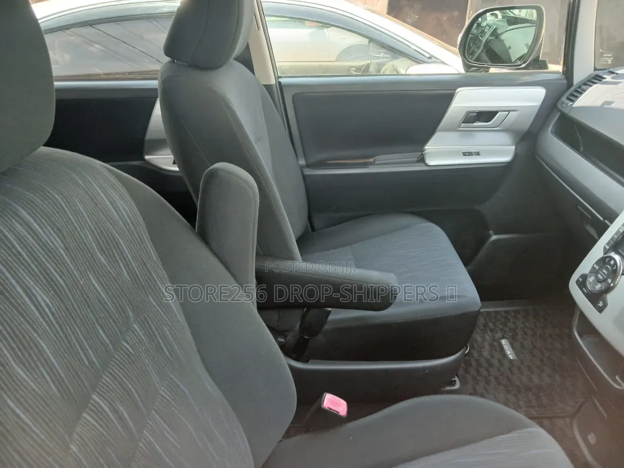 Toyota Noah 2.0 158hp FWD (7 Seater) 2012 Gray