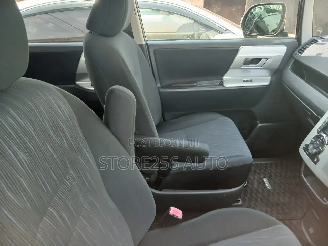 Toyota Noah 2.0 158hp FWD (7 Seater) 2012 Gray