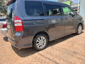 Toyota Noah 2.0 158hp FWD (7 Seater) 2012 Gray