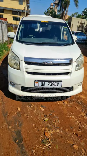 Toyota Noah 2.0 143hp FWD (8 Seater) 2008 White