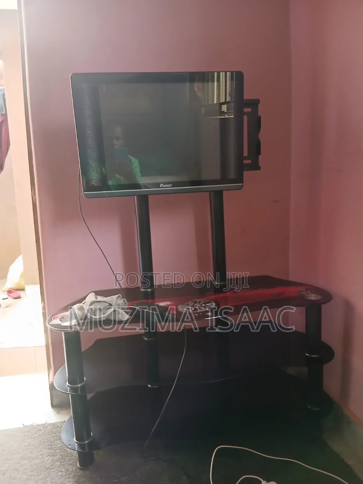 Perfect TV Flat Screen Black Inches 24 and Its TV Stand