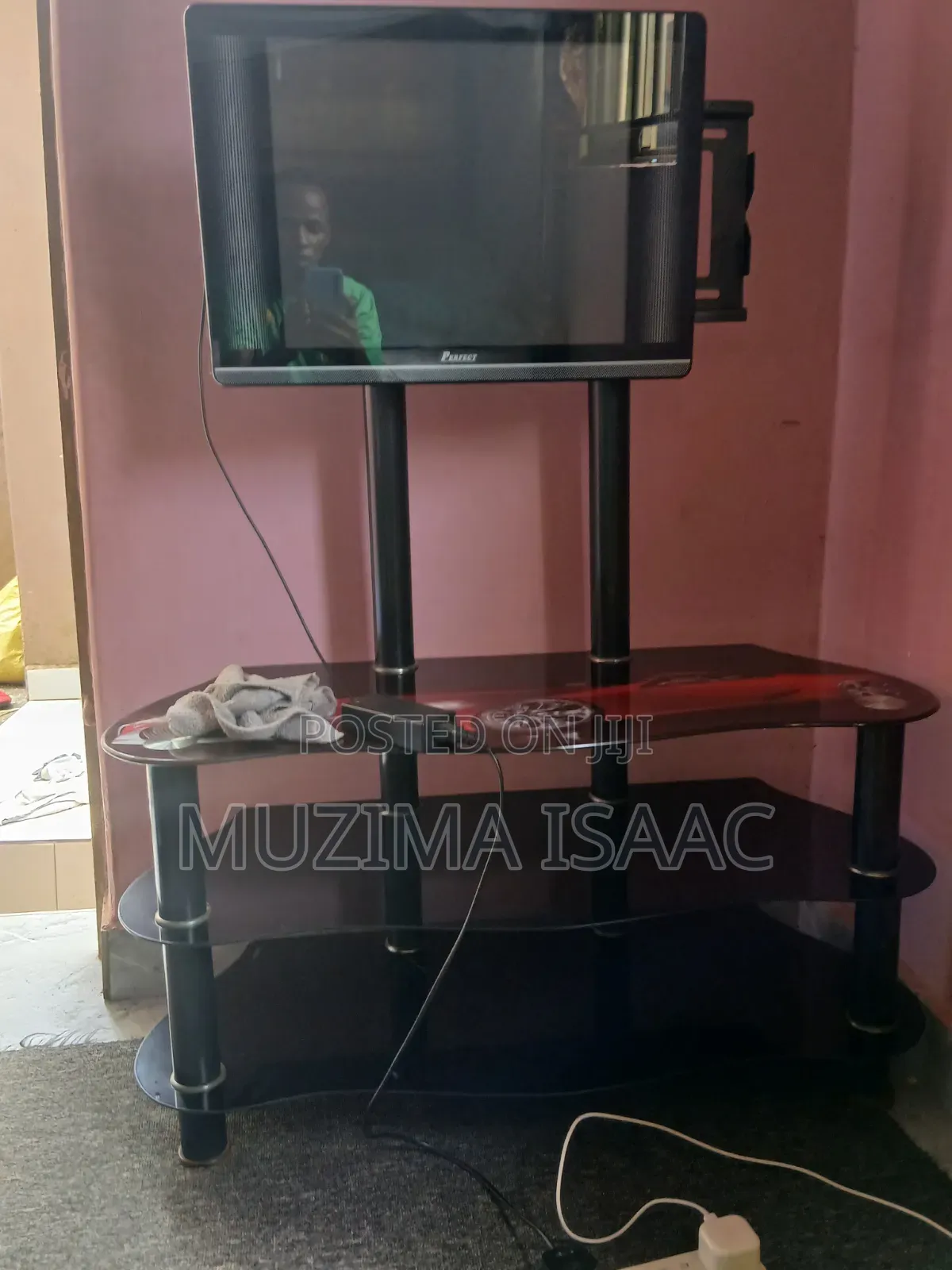 Perfect TV Flat Screen Black Inches 24 and Its TV Stand