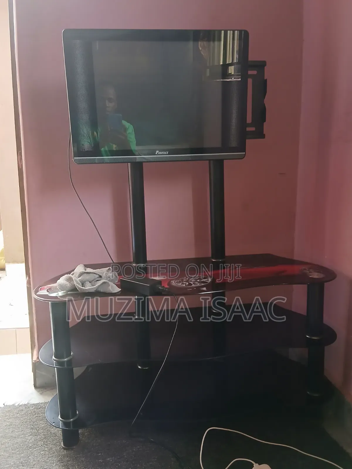 Perfect TV Flat Screen Black Inches 24 and Its TV Stand