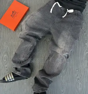 Trendy Baggy Men’s Jeans – Stylish, Relaxed & Comfortable 