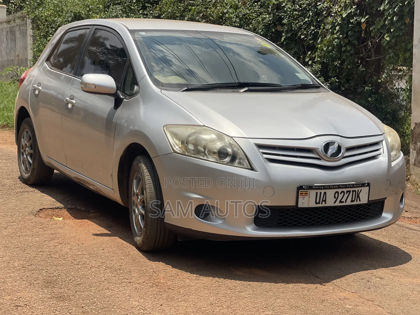 Toyota Auris 2011 Silver