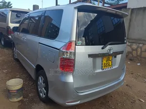 Toyota Noah 2012 Silver