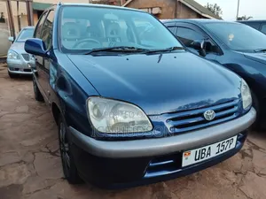 Toyota Raum 2003