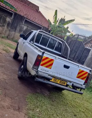 Nissan Pick-Up 2001 White