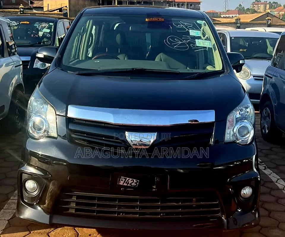 Toyota Noah 2.0 158hp AWD (7 Seater) 2012 Black