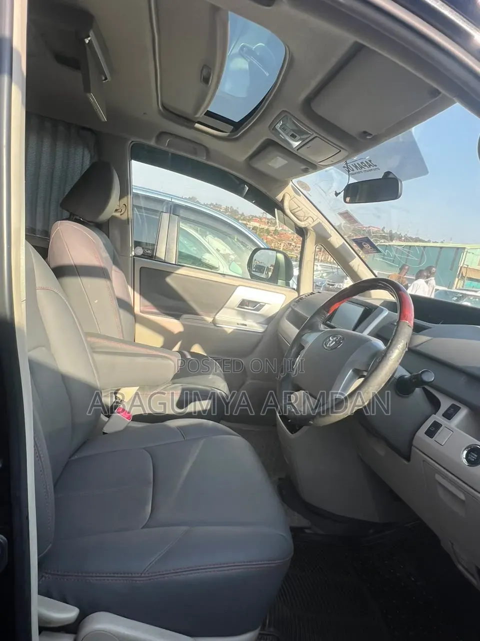 Toyota Noah 2.0 158hp AWD (7 Seater) 2012 Black